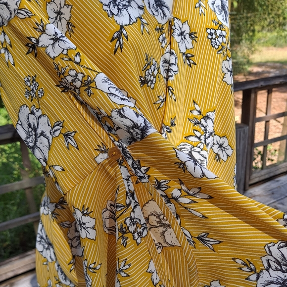 Lovely Top with Black and White Floral Pattern on Mustard Background Size M - Picture 5 of 9